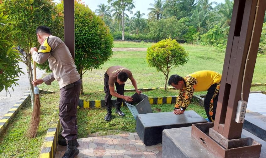 Ciptakan Kenyamanan Dalam Pelayanan, Polsek Kaur Tengah Gelar Kebersihan Seputaran Mako