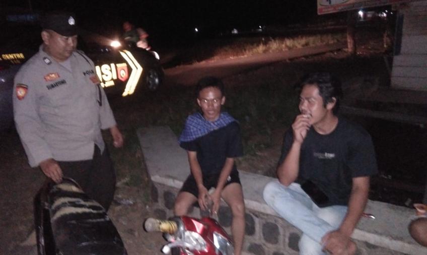 Polsek Padang Jaya Berikan Himbauan Kamtibmas Cegah Kenakalan Remaja Saat Patroli 