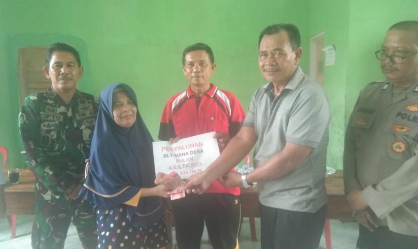 Penyaluran BLT Desa Jago Bayo, Diawasi Polsek Lais 
