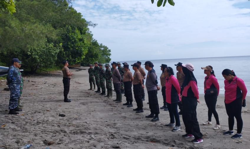 Polsek Enggano bersama Koramil Enggano Laksanakan Aksi Bersih Pantai dalam Rangka Hut Bhayangkara Ke 77