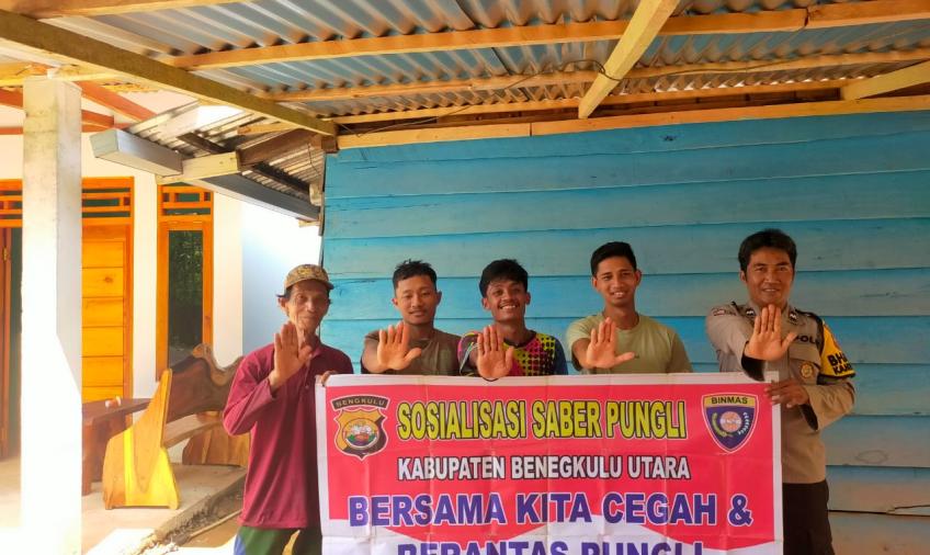 Guna Memberantas Pungli, Bhabinkamtibmas Polsek Ketahun Laksanakan Sosialisasi Saber Pungli Kepada Warga
