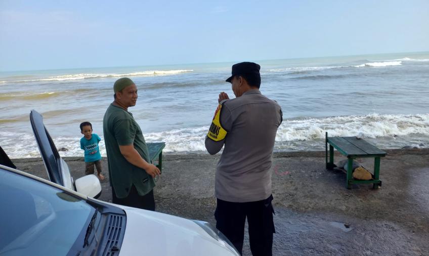Polsek Kota Manna Lakukan Patroli Dialogis ke Pantai Pasar Bawah Manna, Wujudkan Kamtibmas kondusif 