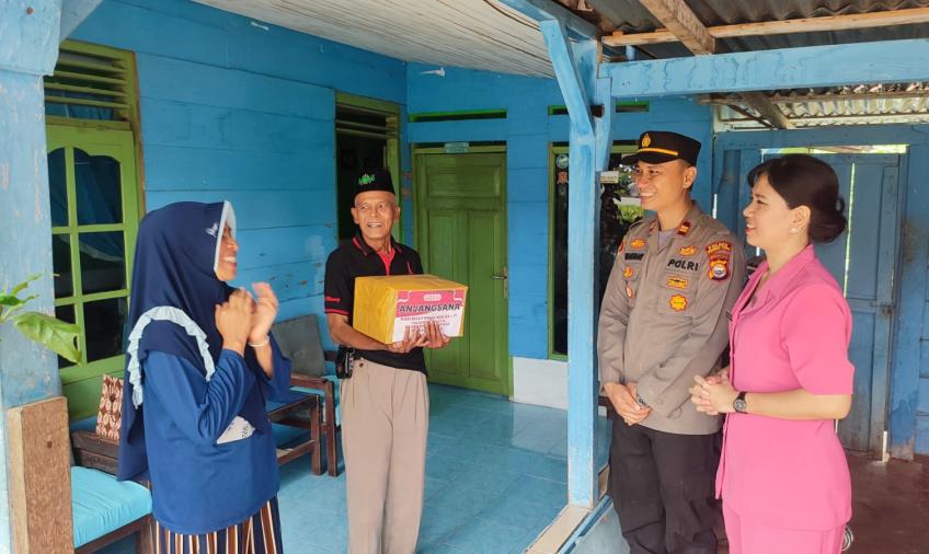 Kapolsek Giri Mulya Serahkan Tali Asih Kepada Purnawirawan