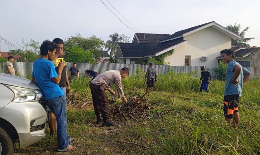 Bhabinkamtibmas Polsek Gading Cempaka Ikuti Gotong Royong Bersihkan Lahan untuk Kurban