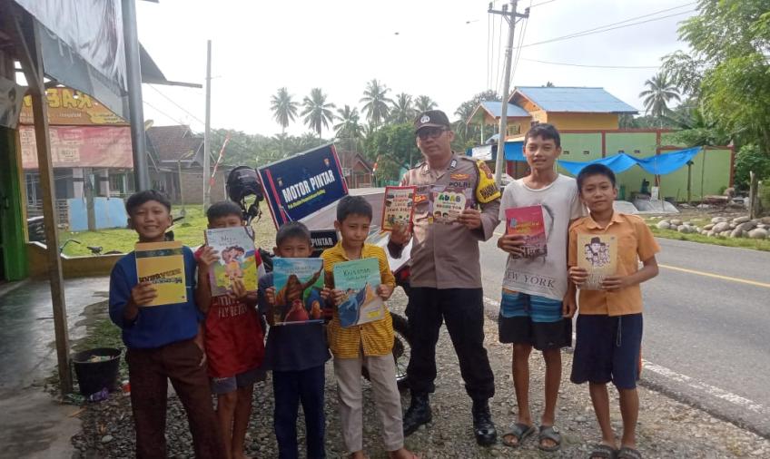 Berantas Buta Aksara dan Kecanduan Gadget, Bhabinkamtibmas Polsek Kaur Tengah Laksankan Giat Inovasi Perpustakaan Keliling  