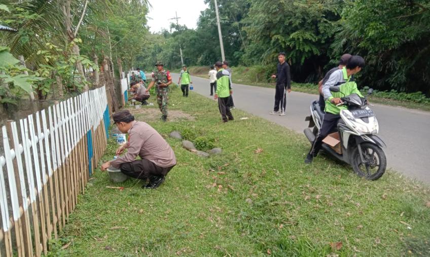Polsek Kaur Utara Melaksanakan Gotong Royong di Desa Tanjung Betung 2