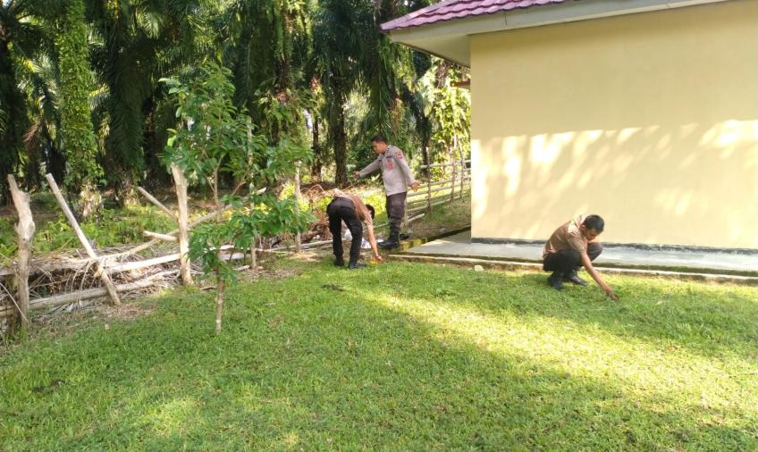 Ciptakan Lingkungan yang Nyaman, Polsek Padang Guci Hulu Kebersihan Lingkungan Mako