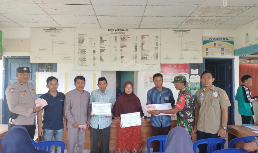 Bhabinkamtibmas Polsek Nasal, Monitoring Penyaluran BLT-DD di Desa Suka Jaya