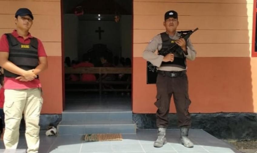 Personel Polsek Enggano Lakukan Pengamanan Gereja HKBP