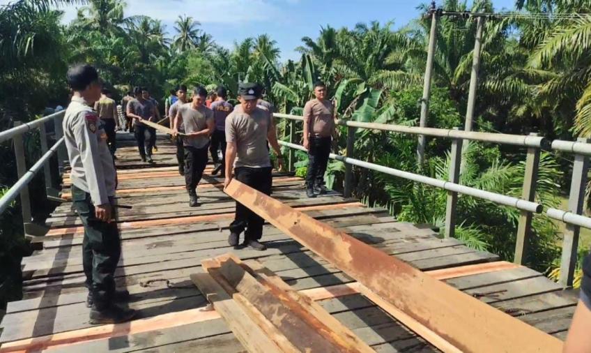 Polres Mukomuko Bersama Masyarakat Perbaiki Jembatan Desa yang Rusak