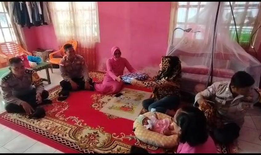 Wujud Kepedulian Kapolsek Enggano Bersama Ketua Bhayangkari Ranting Enggano Anjangsana Kerumah Anggota