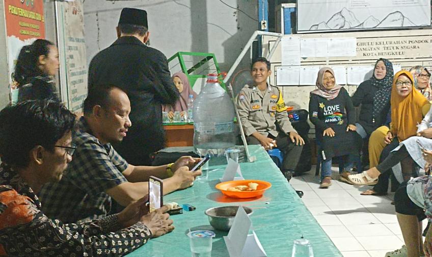 Pastikan Musyawarah Berjalan Tertib, Bhabinkamtibmas Pondok Besi Monitoring Kegiatan Pemiliha Ketua RT