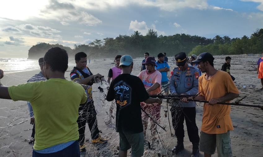 Polsek Ketahun Bantu Evakuasi Korban Tenggelam di Pantai Terapik