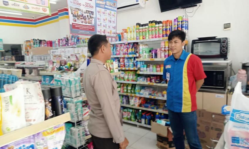 Bhabinkamtibmas Lakasanakan Sambang Dialogis ke Penjaga Swalayan Indomart