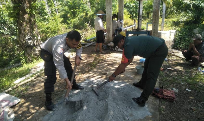 Dukung Ketahanan Pangan, Bhabinkamtibmas Gotong Royong Bersama Warga