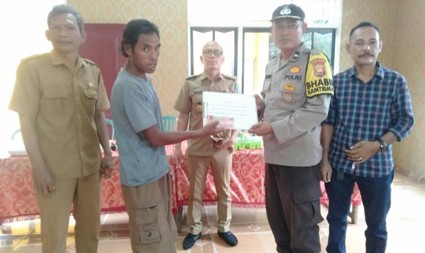 Bhabinkamtibmas Polsek Air Besi Monitoring Penyaluran Dana BLT-DD Desa Lubuk Tanjung