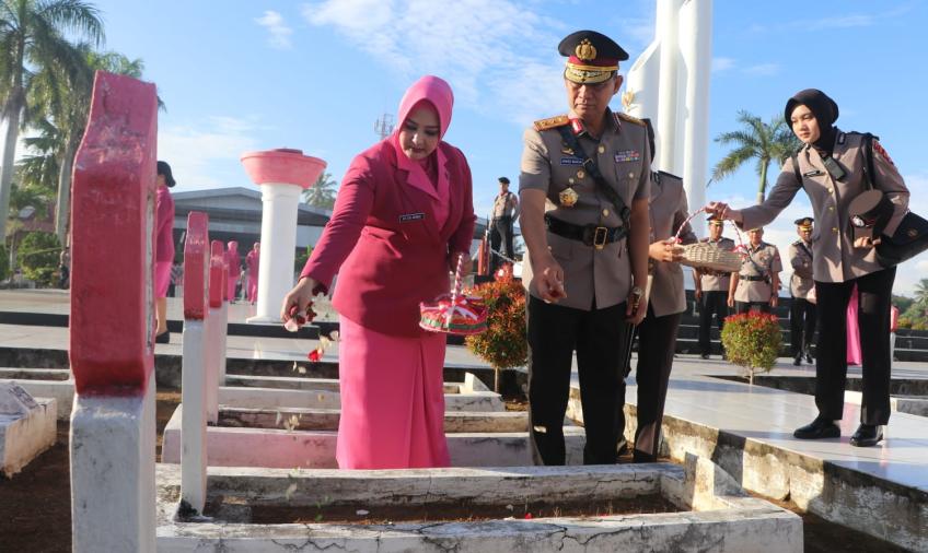 Sambut Hari Bhayangkara, Kapolda Bengkulu dan Jajaran Ziarah di Taman Makam Pahlawan