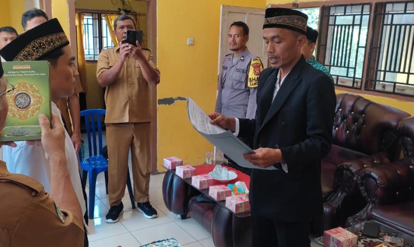 Bhabinkamtibmas Lakukan Monitoring Pelantikan Perangkat Desa