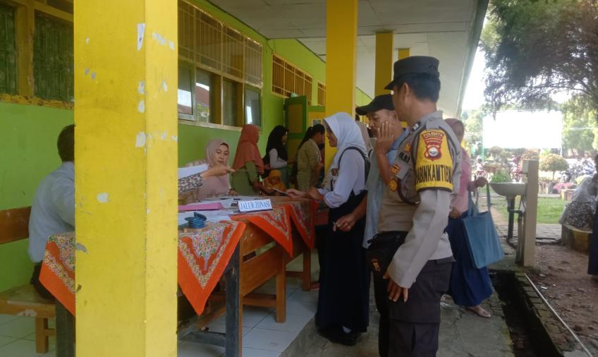 Bhabinkamtibmas Polsek Gading Cempaka Monitoring PPDB di SMAN 7 Kota Bengkulu