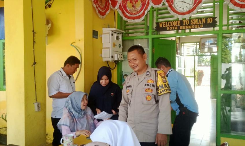 Pastikan Berjalan Kondusif, Bhabinkamtibmas Polsek Selebar Monitoring PPDB di SMAN 10 