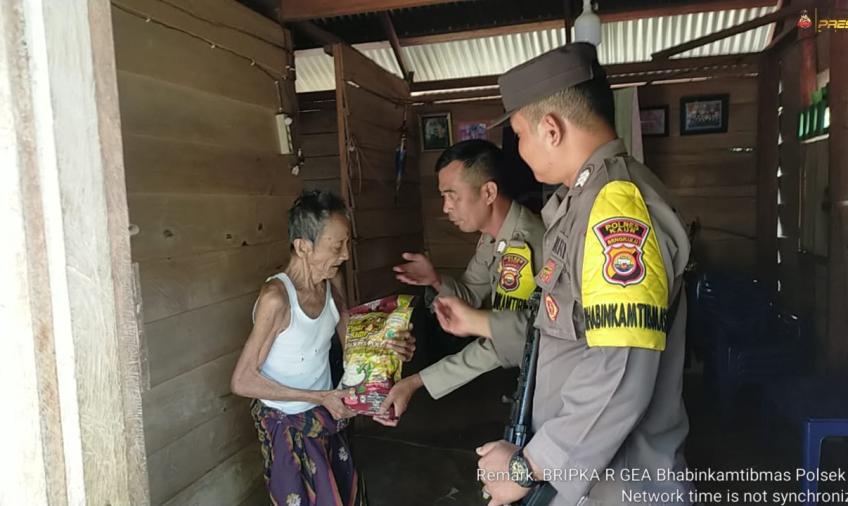 Selasa Berbagi, Polsek Kaur Tengah  Berikan Bantuan kepada Warga yang Membutuhkan