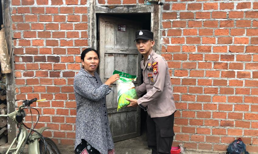 Polsek Kaur Utara Berikan Bantuan Beras kepada Warga Desa Gunung Kaya  