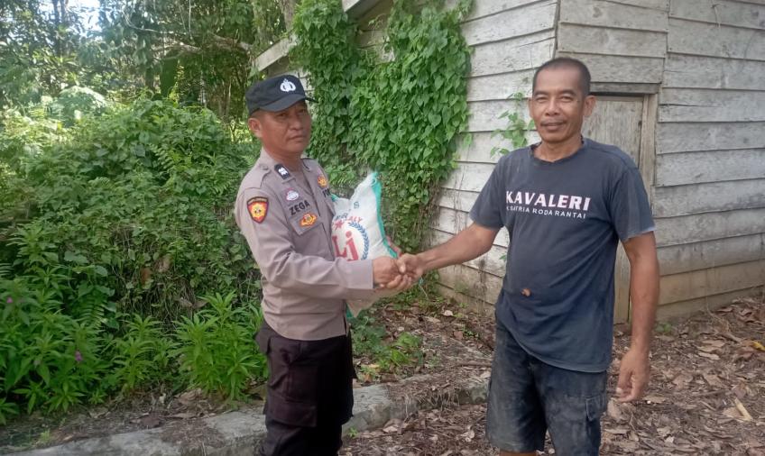 Aplian, Petani Desa Benteng Harapan Terima Bantuan dari Polsek Maje  