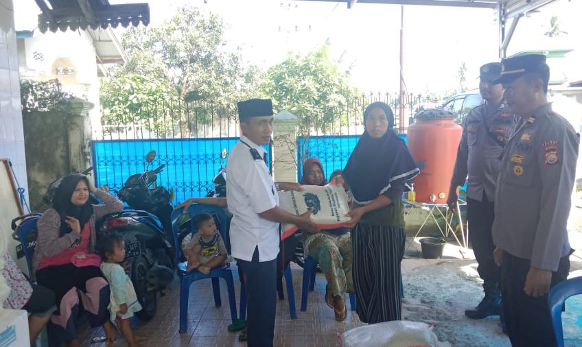 Tiga Warga Desa Tanjung Aur II, Terima Bantuan dari Polsek Tanjung Kemuning 