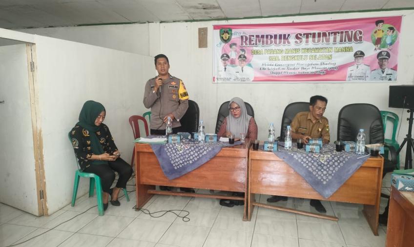 Bhabinkamtibmas Hadir Dalam Rembuk Penanganan Stunting Desa Padang Manis   