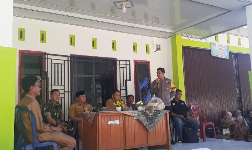Bhabinkamtibmas Lakukan Pendampingan dan  Monitoring Pembagian Sembako di Desa Jeranglah Tinggi 