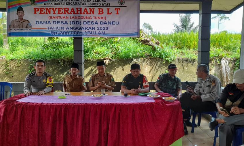 BhabinkamtibmasA Polsek Lebong tas Hadiri Penyaluran BLT DD di Desa Daneu 