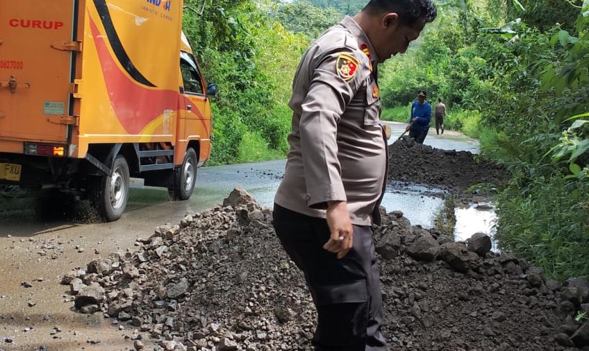 Sinergi, Polsek Rimbo Pengadang Timbun  Jalan Berlubang 