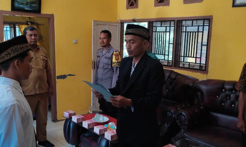 Bhabinkamtibmas Lakukan Monitoring Pelantikan Perangkat Desa