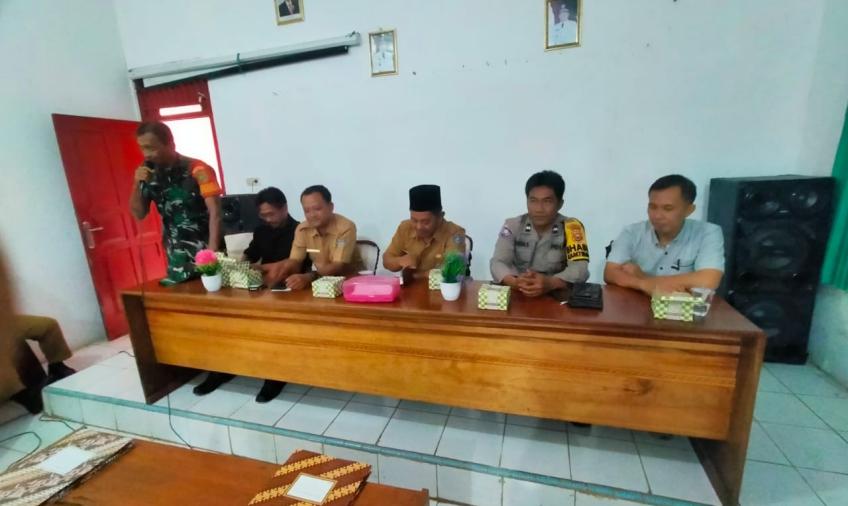 HADIRI PELANTIKAN PERANGKAT DESA, BHABINKAMTIBMAS POLSEK KETAHUN BERHARAP PERANGKAT DESA SEMAKIN BERSINERGI