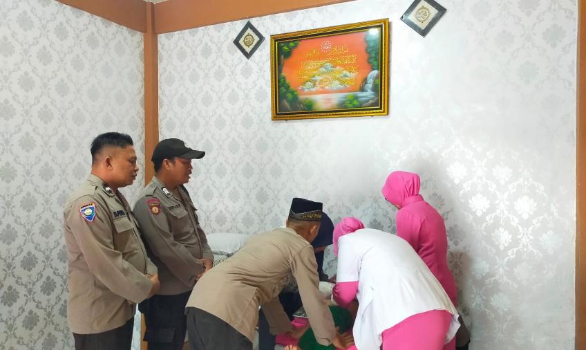 .Kolaborasi Polri dan Nakes Untuk Kecamatan Batik Nau Lebih Sehat