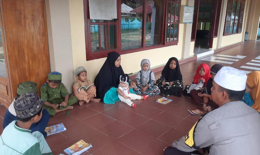 Peduli Generasi Muda, Bhabinkamtibmas Aipda M.Harahap Ajarkan Anak-anak Belajar Mengaji