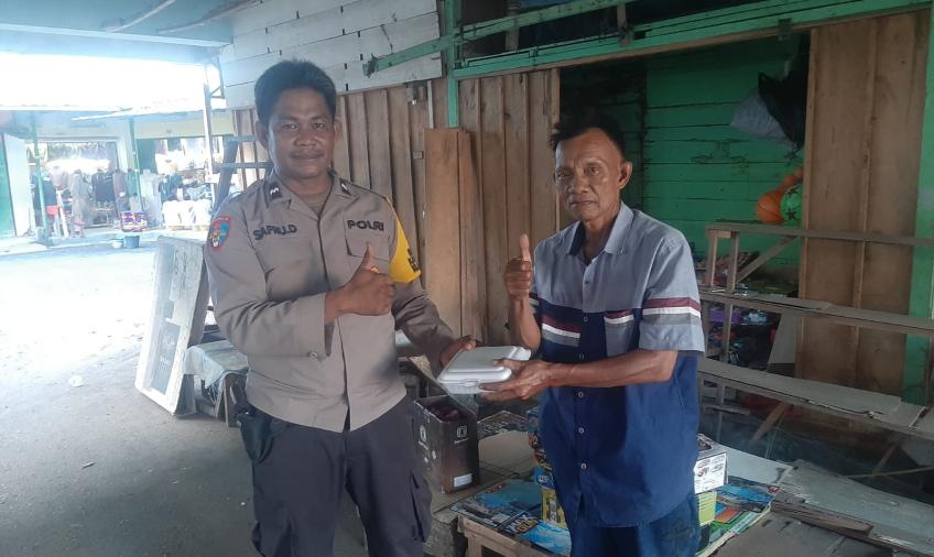 Sambangi Warga, Bhabinkamtibmas Polsek Teluk Segara Bagikan Nasi Kotak 