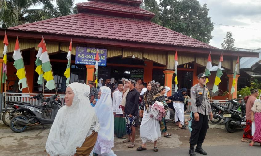 Polsek Lais Amankan Sholat Idul Adha Di Desa Kalbang san Desa Taba Baru