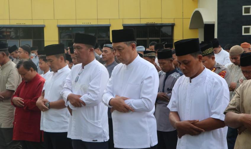 Kapolda Bengkulu Bersama PJU Laksanakan Salat Iduladha di  Halaman Mako Polda Bengkulu