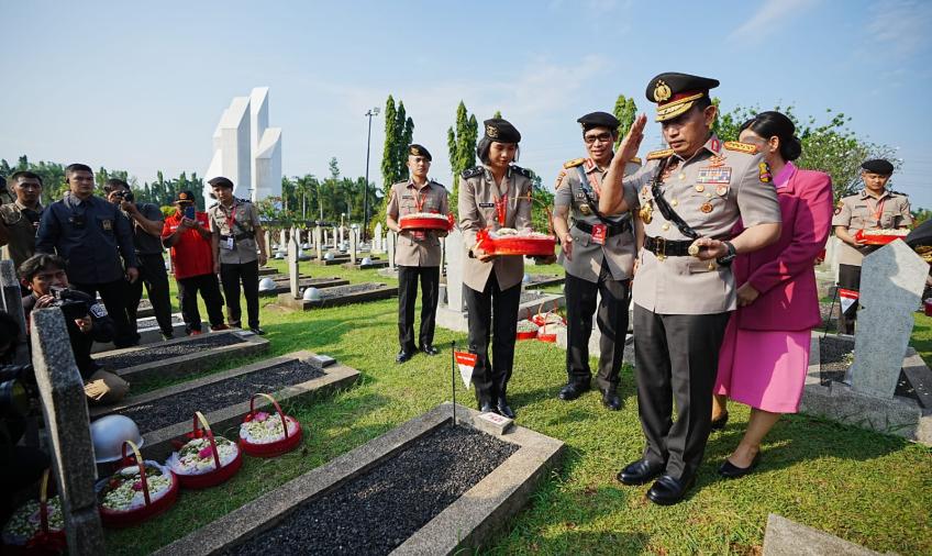 Jelang HUT ke-77 Bhayangkara, Kapolri dan Jajaran Ziarah ke TMP Kalibata 