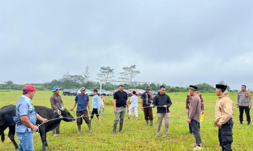 Potong 10 Ekor Hewan Qurban, SPN Polda Bengkulu Bagi Kepada Warga Sekitar