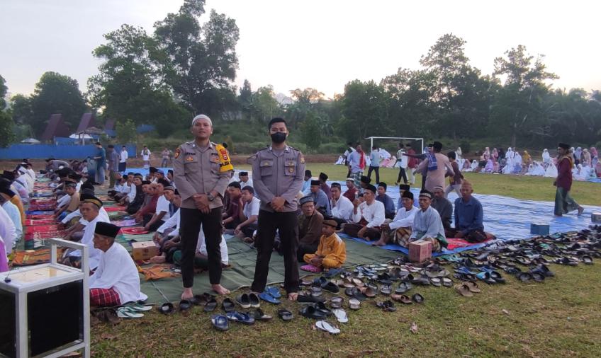 olsek Giri Mulya Amankan Pelaksanaan Ibadah Salat Iduladha di Lapangan Desa Giri Mulya