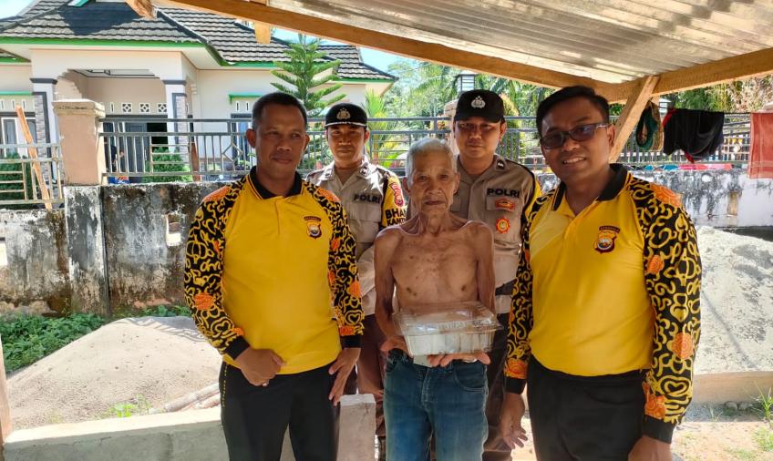 Polsek  Ketahun Bagikan Rendang Daging  Kurban  kepada Warga Desa Bukit Indah 