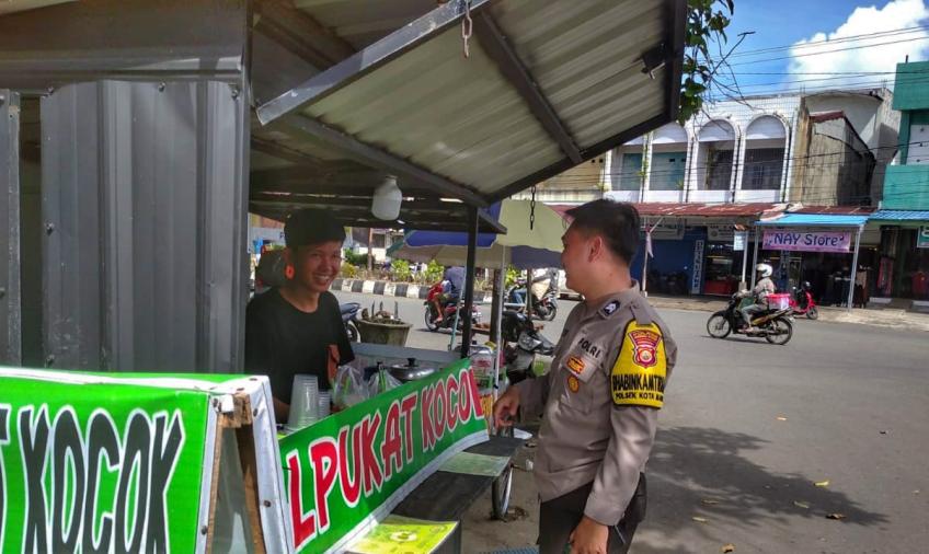 Bhabinkamtibmas Polsek Kota Manna Lakukan Sambang kepada Pedagang Juz Buah 