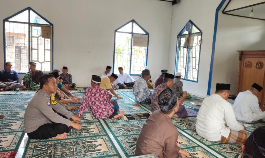 Kanit Binmas dan Bhabinkamtibmas Polsek Kedurang   Safari Jumat, Sampaikan Imbauan Kamtibmas