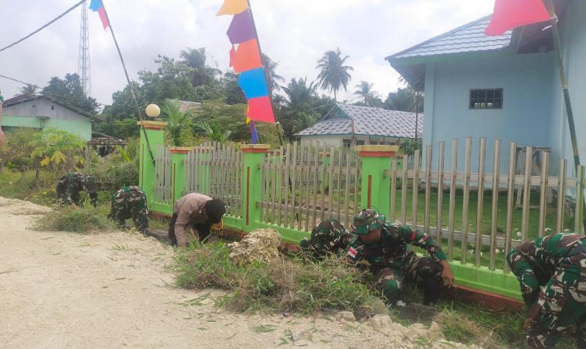 Sinergitas TNI – Polri dan Masyarakat Gotong Royong Bersihkan Masjid