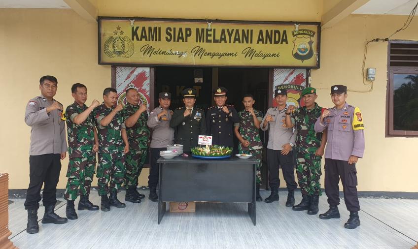 Jaga Sinergitas, Polsek Kaur Tengah Terima Pemberian Tumpeng Dari Koramil 408-03 