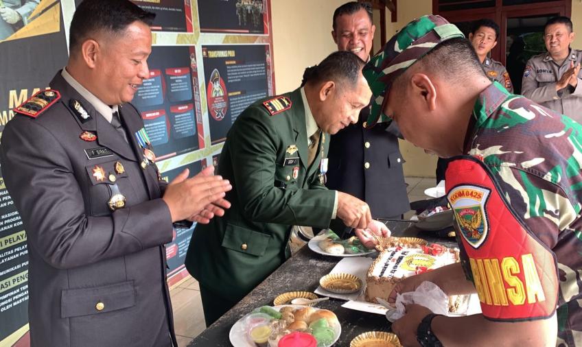 Polsek Sukaraja, Terima Kunjungan dan Ucapan Hari Bhayangkara ke-77 dari Danramil 0425/03 Air Periukan  