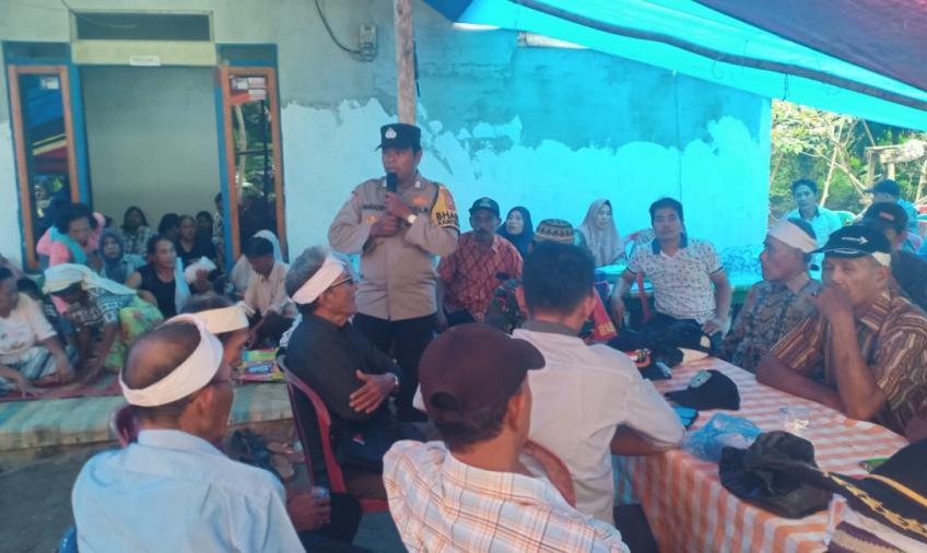  Bhabinkamtibmas Polsek Enggano Hadiri Undangan Upacara Adat Bukak Pantang Warganya