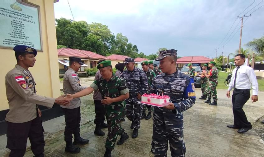 Anggota TNI Grebek Polsek Enggano Berikan Ucapan HUT Bhayngkara Ke-77